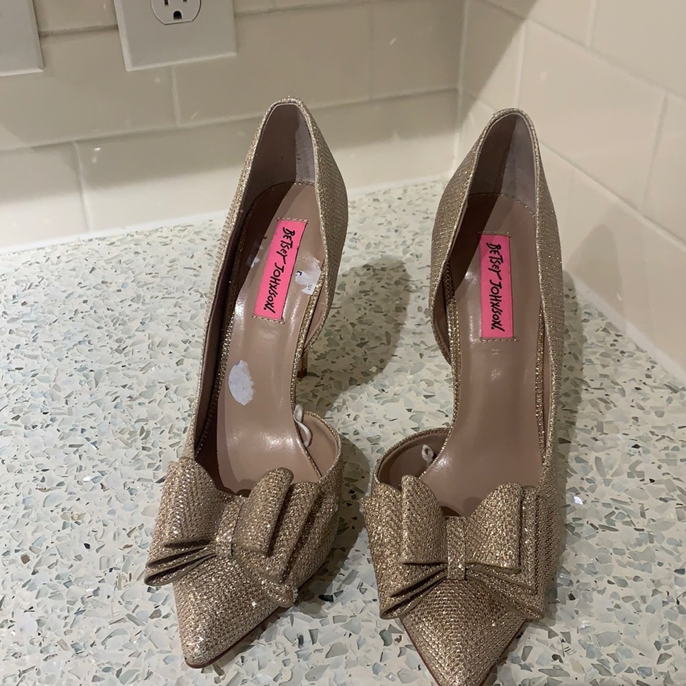 Betsy Johnson gold bow heels